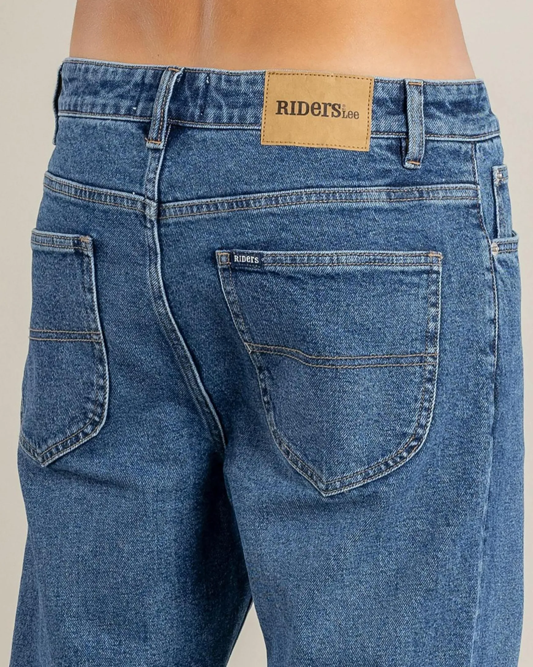 R4 Comfort Straight Jeans
